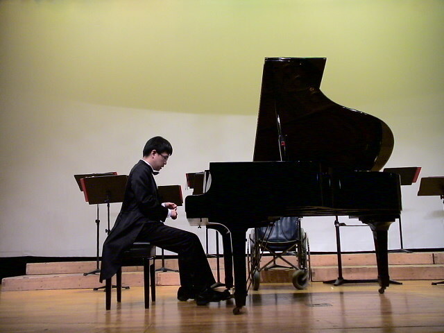 2010년-2회정기연주회-은성호피아노공연.jpg